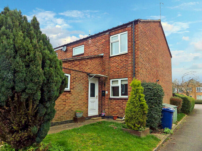 3 Bedroom Semi-Detached House To Rent In Longleat Close, Banbury, Oxfordshire, OX16