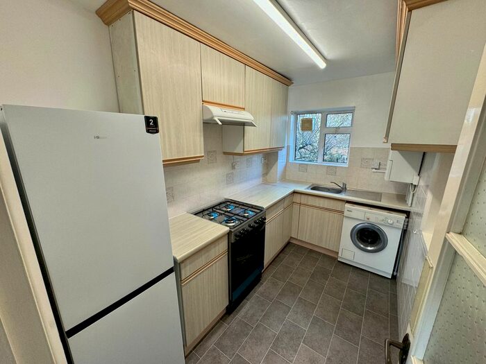 2 Bedroom Maisonette To Rent In Cromwell Close, East Finchley, N2