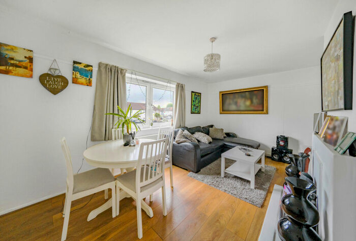 2 Bedroom Apartment For Sale In Kingsbury Road, Kingsbury, London, NW9