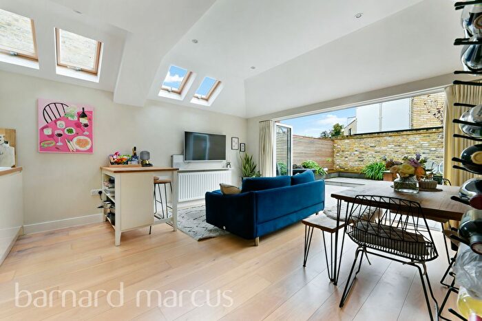 2 Bedroom Flat To Rent In Garratt Lane, London, SW18