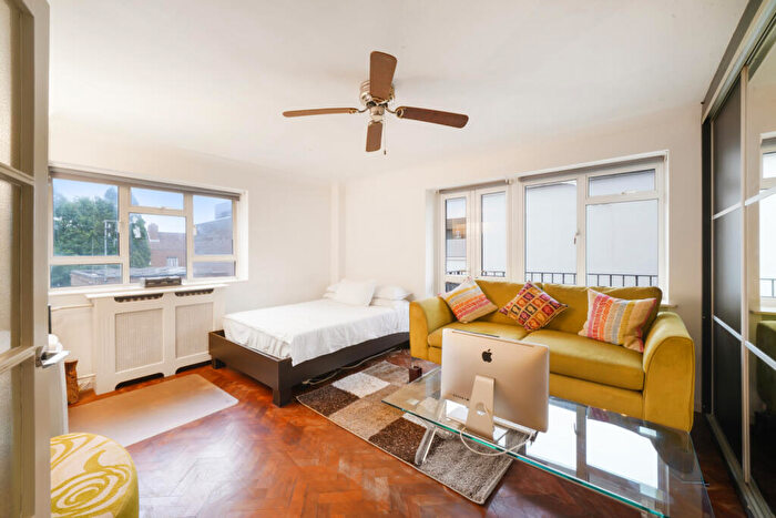 Flat To Rent In Reynolds House, Wellington Road, NW8