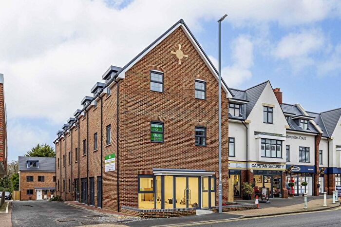 2 Bedroom Flat To Rent In Lymington Road, Highcliffe, Dorset., BH23