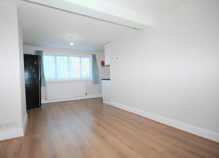 2 Bedroom Flat To Rent In The Drive, Golders Green, NW11