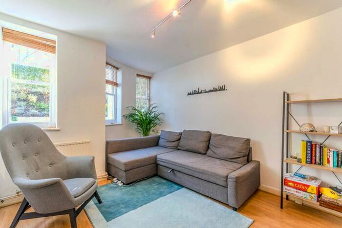 1 Bedroom Flat To Rent In Highbury Crescent, Highbury And Islington, London, N5