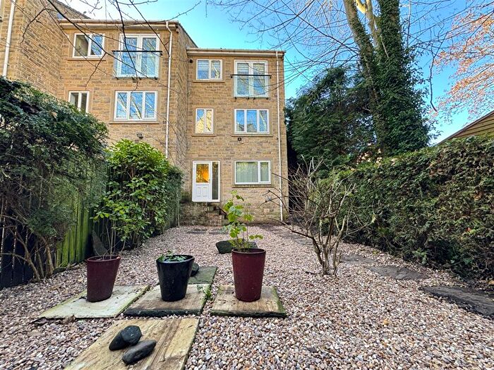 3 Bedroom Town House For Sale In Acorn Court, Oughtibridge, S35