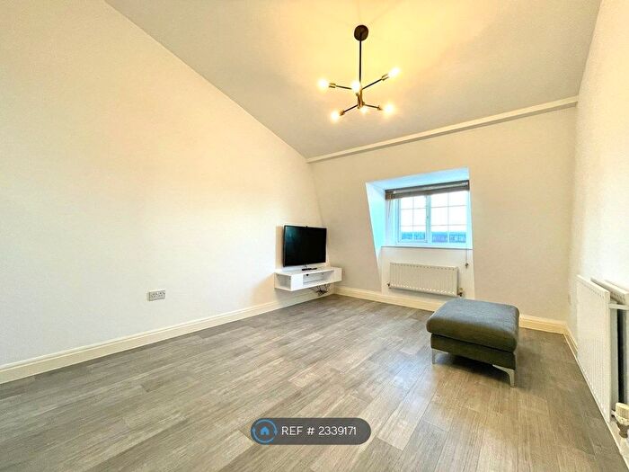 2 Bedroom Flat To Rent In Parade Court, Bristol, BS5