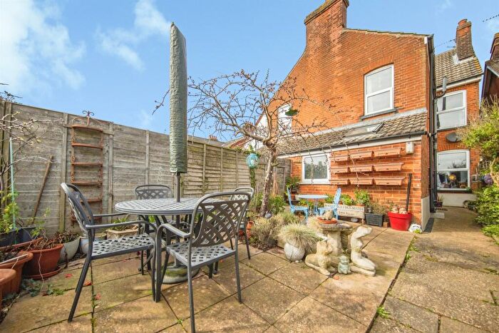 4 Bedroom Semi-Detached House For Sale In Rushmere Road, Ipswich, IP4