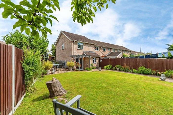 2 Bedroom End Of Terrace House For Sale In Hounsdown Close, Totton, Southampton, Hampshire, SO40