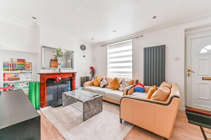 3 Bedroom End Of Terrace House To Rent In Thornton Road, Sutton, Carshalton, SM5