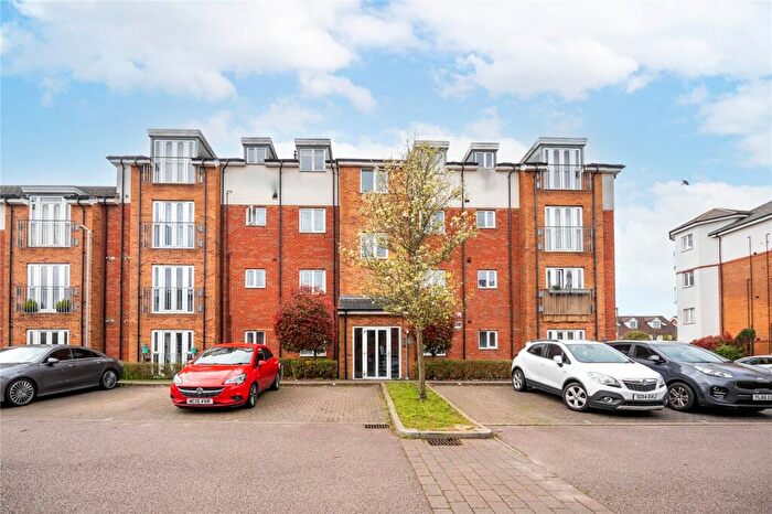 2 Bedroom Apartment For Sale In Stokers Close, Dunstable, Bedfordshire, LU5
