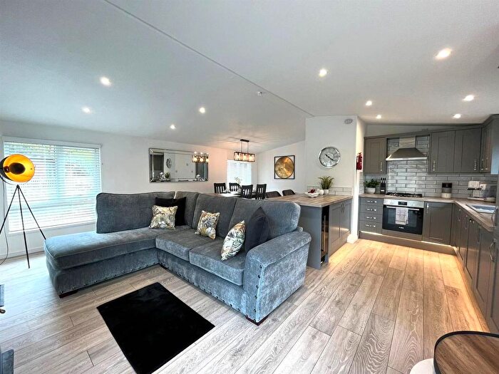 2 Bedroom Mobile/park Home For Sale In Ambleside Road, Troutbeck Bridge, Windermere, LA23