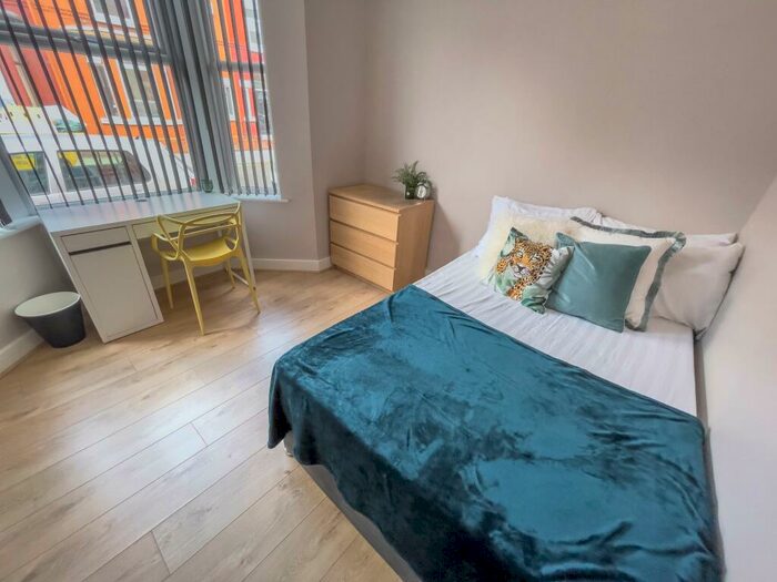 6 Bedroom Terraced House To Rent In Esher Road, L6