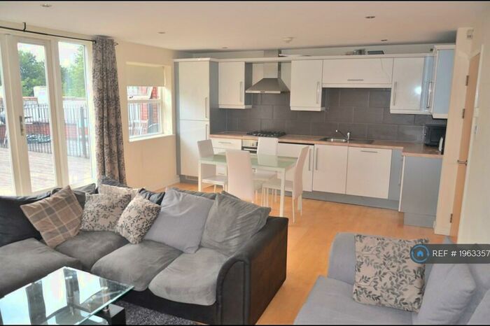 2 Bedroom Flat To Rent In Burnham Street, Kingston, KT2