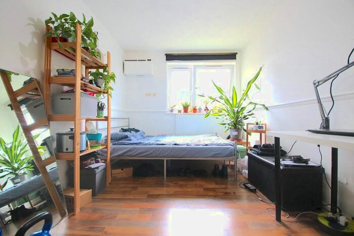 5 Bedroom Flat To Rent In Rhodeswell Road, London, E14