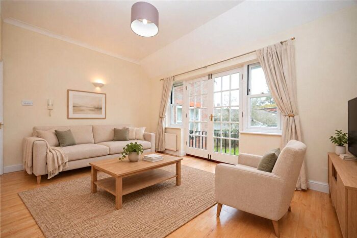 2 Bedroom Flat To Rent In Hillside Road, St. Albans, Hertfordshire, AL1