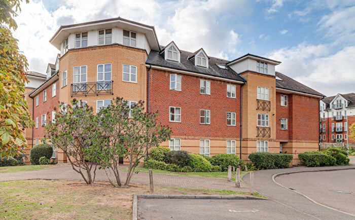 2 Bedroom Flat For Sale In Dexter Close, St Albans, AL1