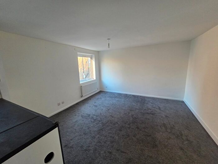 3 Bedroom Flat To Rent In St. Clairs Road, East Croydon, Croydon, CR0