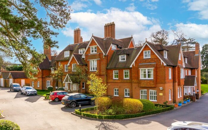 2 Bedroom Flat To Rent In Wray Coppice, Wray Common, RH2