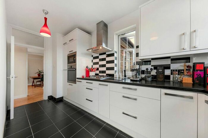 2 Bedroom Flat To Rent In Merton Road, Southfields, London, SW18