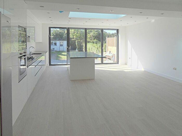 5 Bedroom Semi-Detached House To Rent In Branksome Way, Wembley, HA3