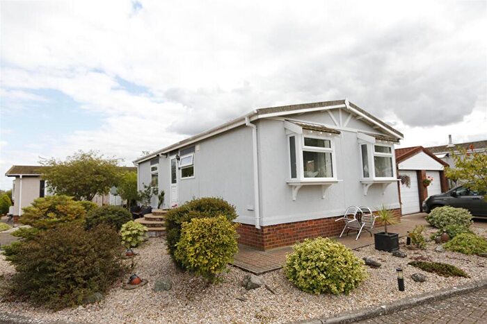 2 Bedroom Mobile Home For Sale In New Road, Clifton, Shefford, SG17