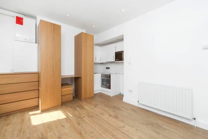 Studio To Rent In Ballards Lane, Finchley Central, London, N3