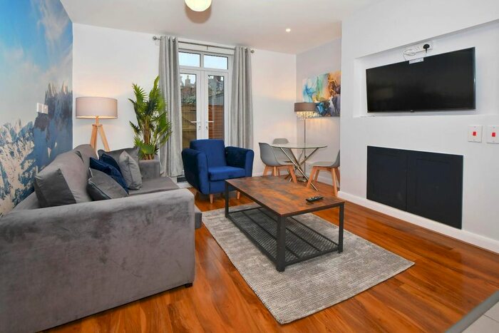 2 Bedroom Flat To Rent In Westport Road, Burslem, Stoke-On-Trent, ST6