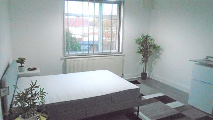 1 Bedroom Semi Detached House To Rent In Great West Road, Hounslow, TW5