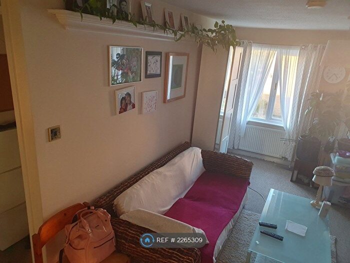 1 Bedroom Flat To Rent In Pippins Close, West Drayton, UB7