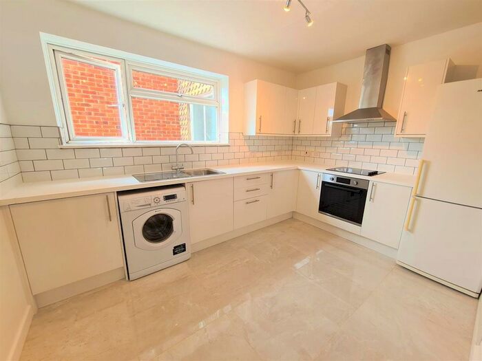 2 Bedroom Flat To Rent In Woodlands Grove, Isleworth, TW7