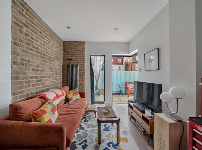 2 Bedroom Flat For Sale In Oak Grove, London, NW2