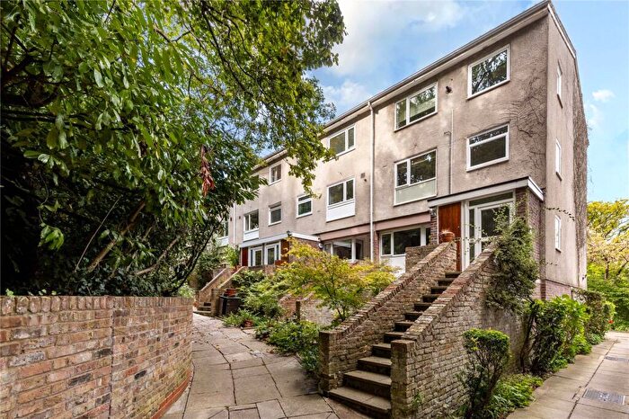 3 Bedroom Apartment For Sale In Great Brownings, Dulwich, London, SE21