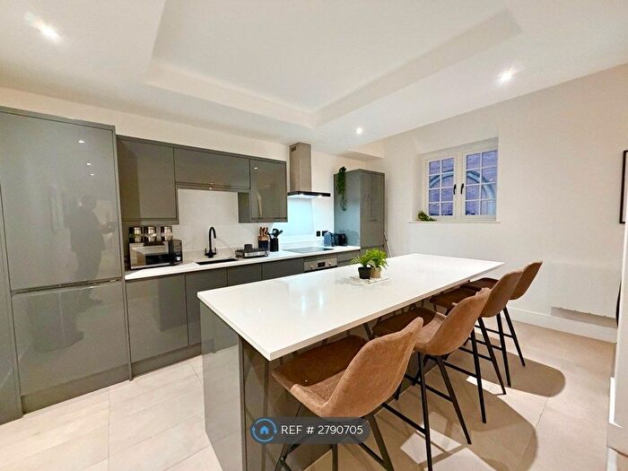 2 Bedroom Flat To Rent In Long Row, Nottingham, NG1