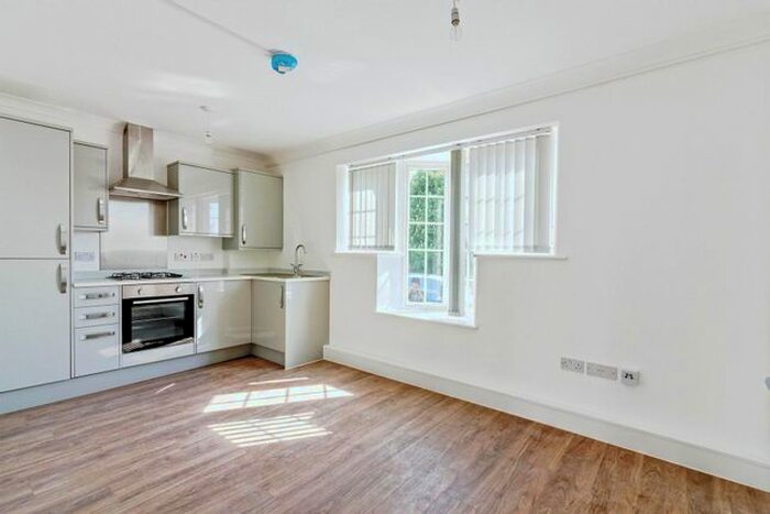 2 Bedroom Flat To Rent In Kingsway, George V Avenue, Goring-By-Sea, Worthing, BN11