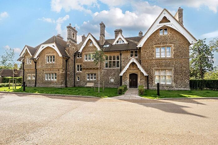 3 Bedroom Flat For Sale In Oakley Gardens, Redhill, Merstham, RH1