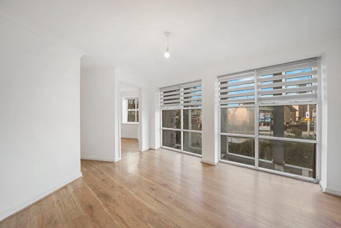 2 Bedroom Flat For Sale In Albert Road, Ilford, IG1