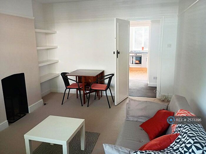 2 Bedroom Flat To Rent In Branksome Court, London, N2