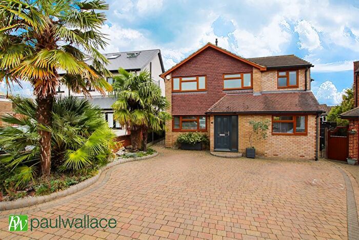 4 Bedroom Detached House For Sale In Hilltop Close, West Cheshunt, EN7