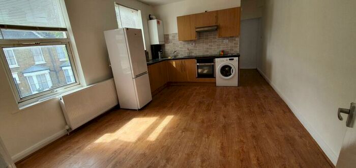 3 Bedroom Flat To Rent In Stamford Road, Seven Sisters, N15