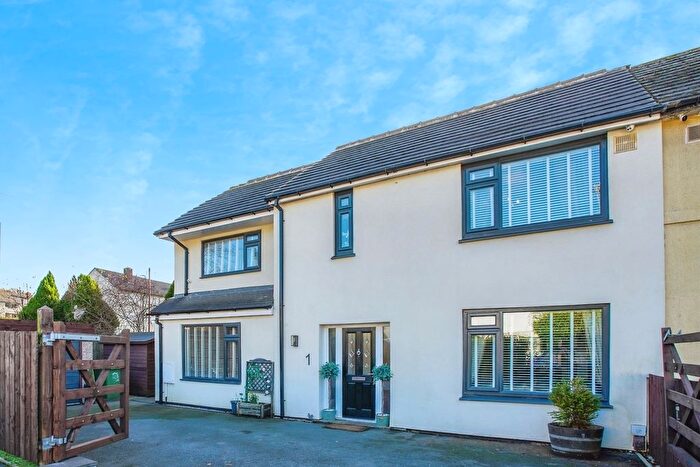 5 Bedroom Semi-detached House For Sale In Deanswood Rise, Leeds, LS17