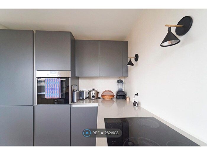 2 Bedroom Flat To Rent In Charles Allen House, London, EC1R