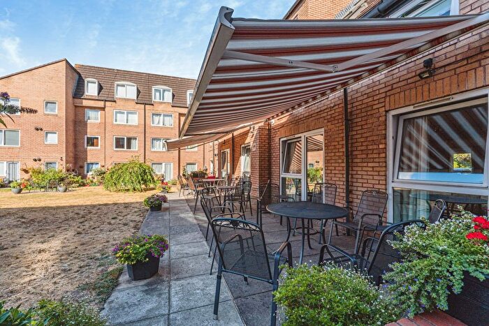 1 Bedroom Flat For Sale In Homebeech House Phase I, Woking, GU22