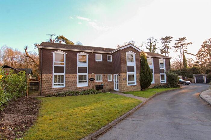 2 Bedroom Flat For Sale In Gerrards Cross Road, Stoke Poges, SL2