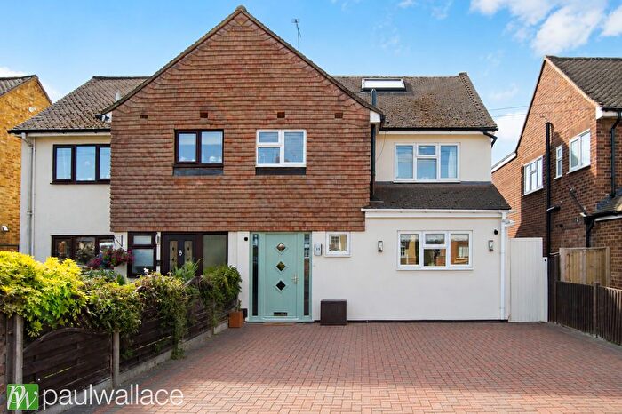 4 Bedroom Semi Detached House For Sale In Nursery Road, Hoddesdon, EN11
