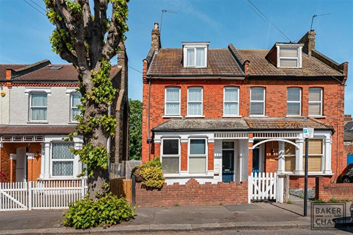2 Bedroom Flat For Sale In First Avenue, Enfield, EN1
