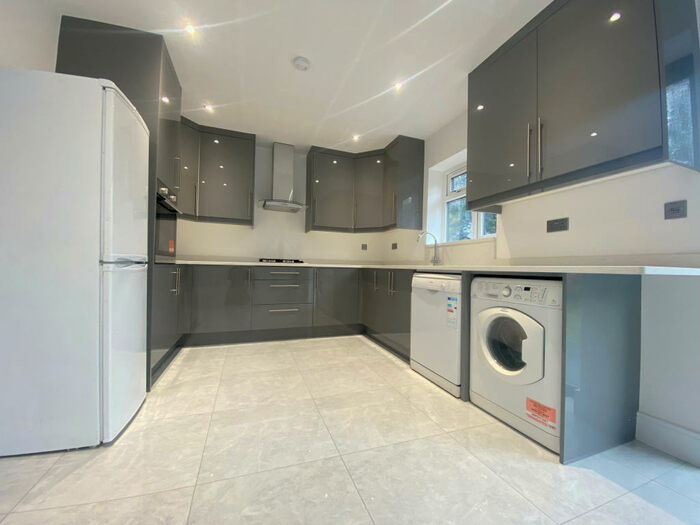 4 Bedroom Bungalow To Rent In Hayfield Road, Orpington, BR5