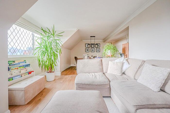 3 Bedroom Flat For Sale In Kings Road, Westcliff-On-Sea, SS0