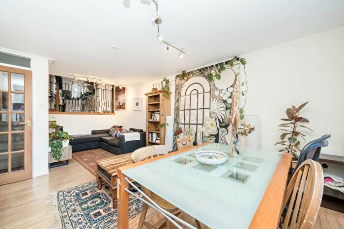3 Bedroom Flat To Rent In Copenhagen Street, Islington, N1