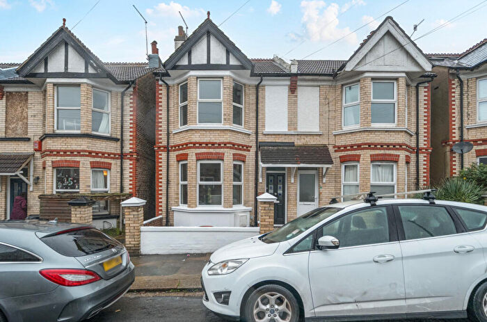 3 Bedroom Semi Detached House For Sale In Leighton Road, Hove, East Sussex, BN3