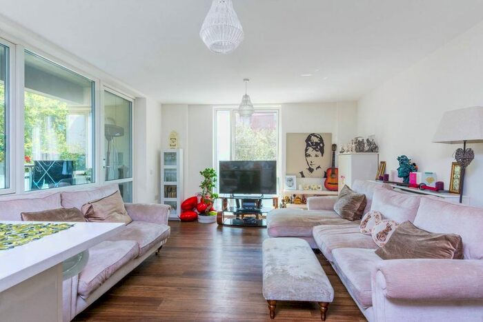 2 Bedroom Flat To Rent In Acton Gardens, South Acton, London, W3